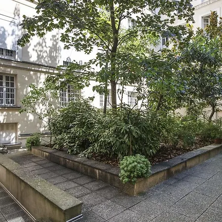 Temple Goncourt Studio Apartment